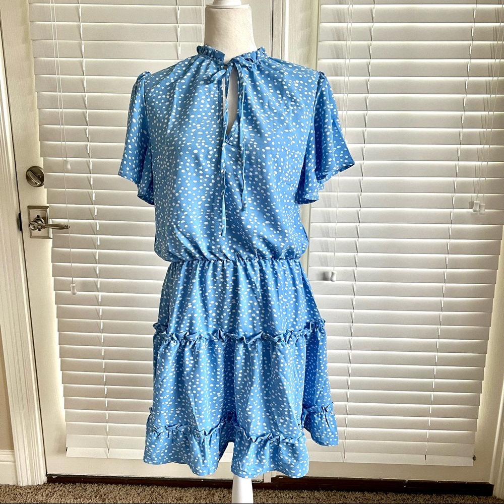 Short Flutter Sleeve Blue Floral Ruffle Skirt Sun Dress Tie Neck Sz Large Spring - Picture 2 of 12
